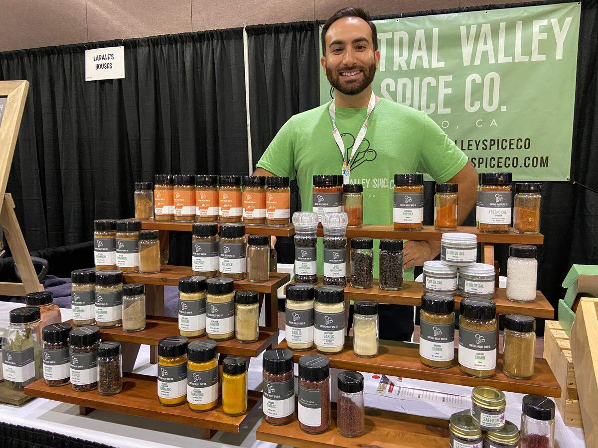 Shant Guzelian, de Central Valley Spice Co., tuesta, muele y vende pequeños lotes de especias.