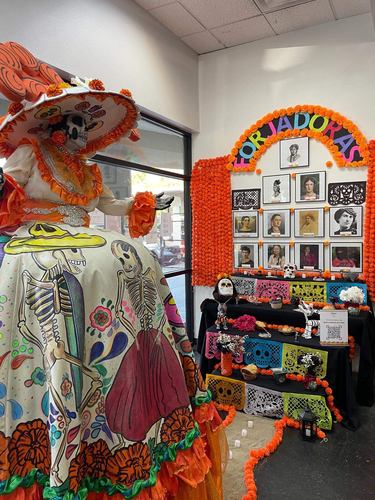El viernes 31 de octubre, el Consulado de México en Fresno celebró el Día de Muertos, la tradición más emblemática de México. La celebración contó con la presencia de La Catrina de Visalia, Lety Valencia, quien compartió con la comunidad la importancia de esta celebración como parte de su identidad cultural.