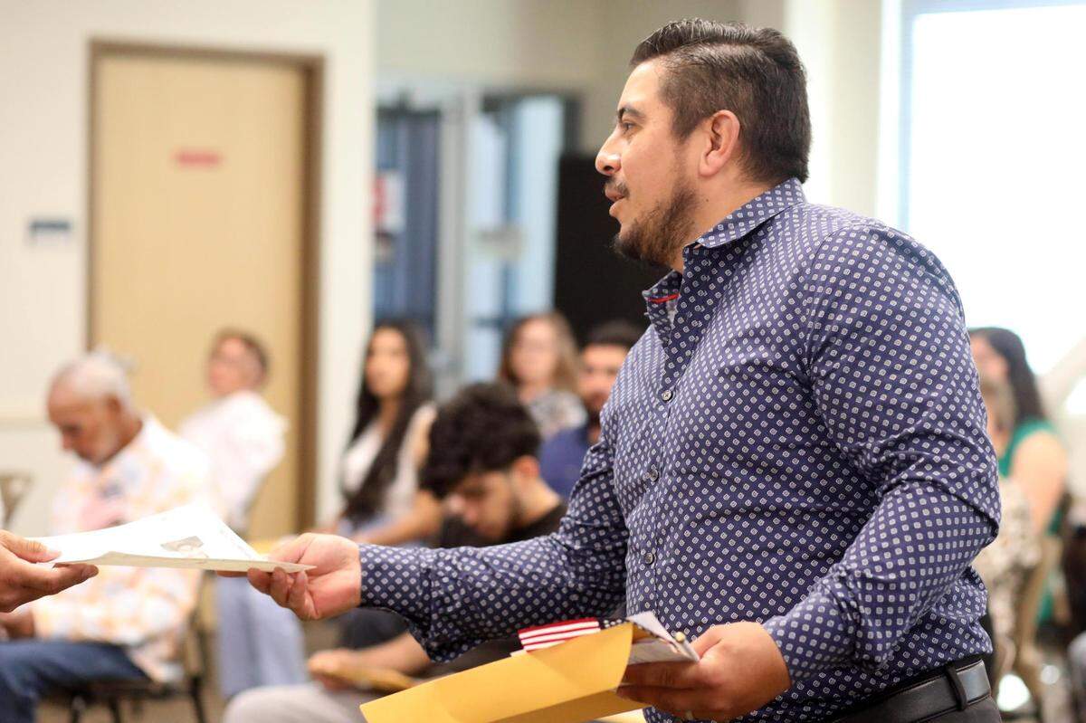 Ramón Torres fue una de las personas del Valle proveniente de varios países incluyendo México que tomaron juramento a la bandera de los Estados Unidos durante una ceremonia de naturalización en la oficina del USCIS en Fresno el martes, 18 de julio.