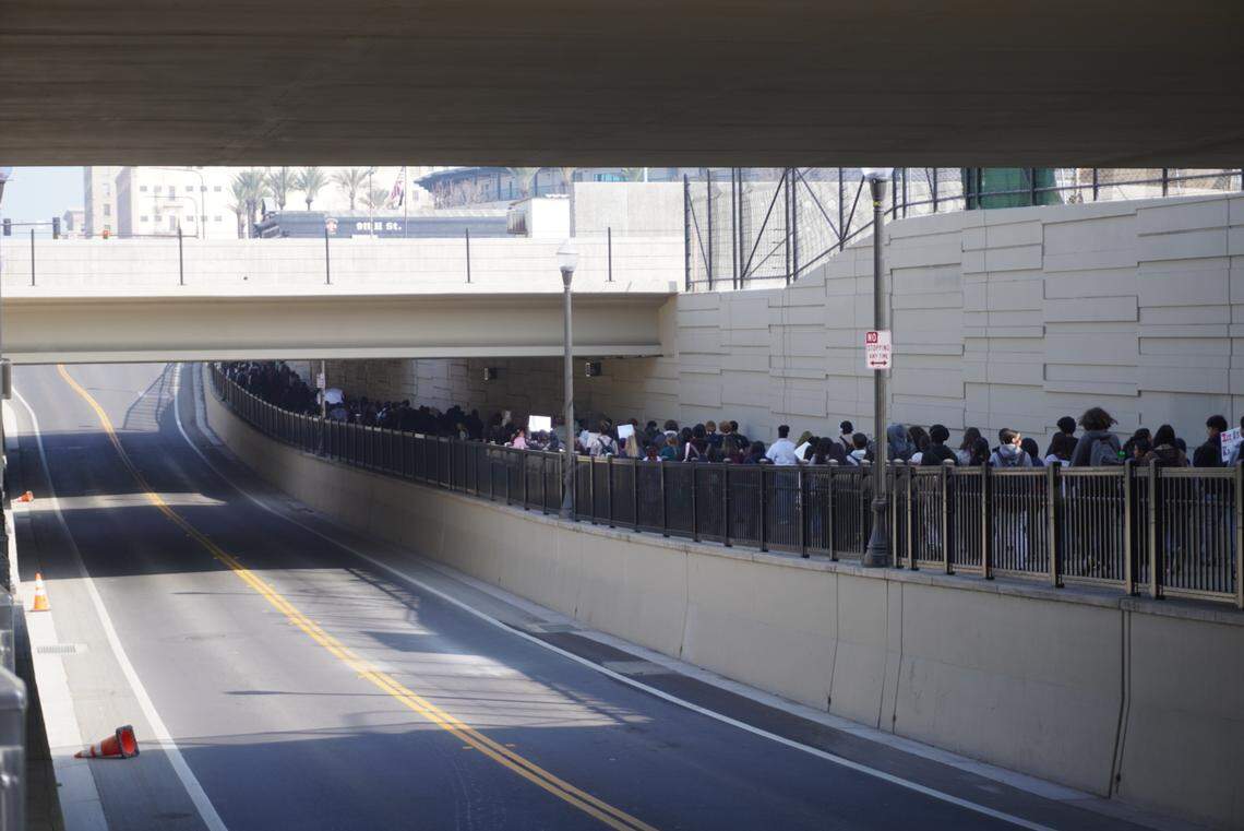 Estudiantes de la escuela secundaria Edison marchan por la calle Tulare hacia el Ayuntamiento de Fresno, en el centro de la ciudad, en el tercer día de protestas estudiantiles contra el ICE, el miércoles 4 de febrero de 2026.