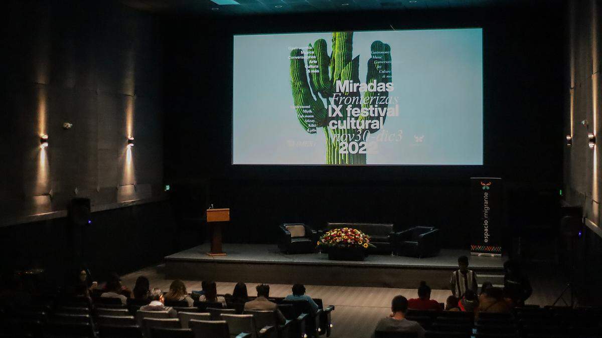 Asistentes observan la presentación de la telenovela comunitaria ‘Maestra, Veterinaria, Astronauta’, el 1 de diciembre de 2022, en el centro cultural de Tijuana, en Baja California. Con una telenovela, migrantes que esperan en México que sus procesos de asilo sean atendidos buscan exponer el problema de acceso a la educación en la fronteriza Tijuana.