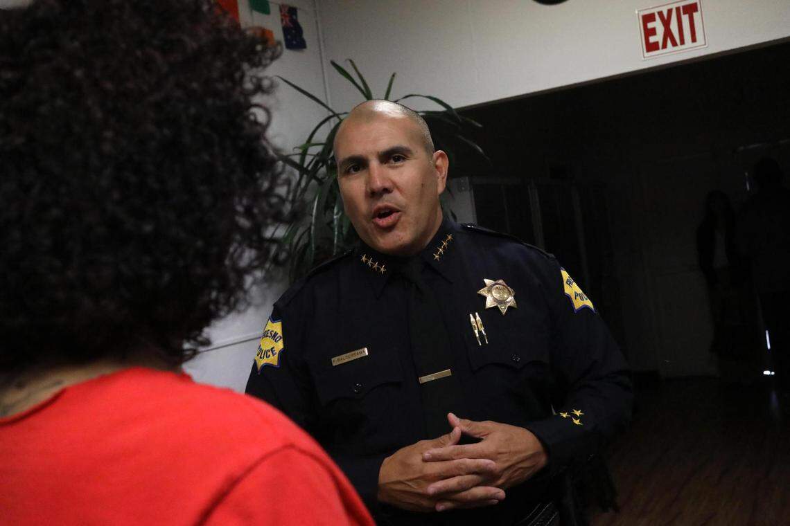 El jefe de la Policía de Fresno, Paco Balderrama, habla con Tracie Cisneros, coordinadora de voluntarios del Rainbow Pridef de Fresno, tras la mesa redonda contra el odio organizada por el procurador general de California, Rob Bonta, el martes 12 de septiembre, en Fresno.