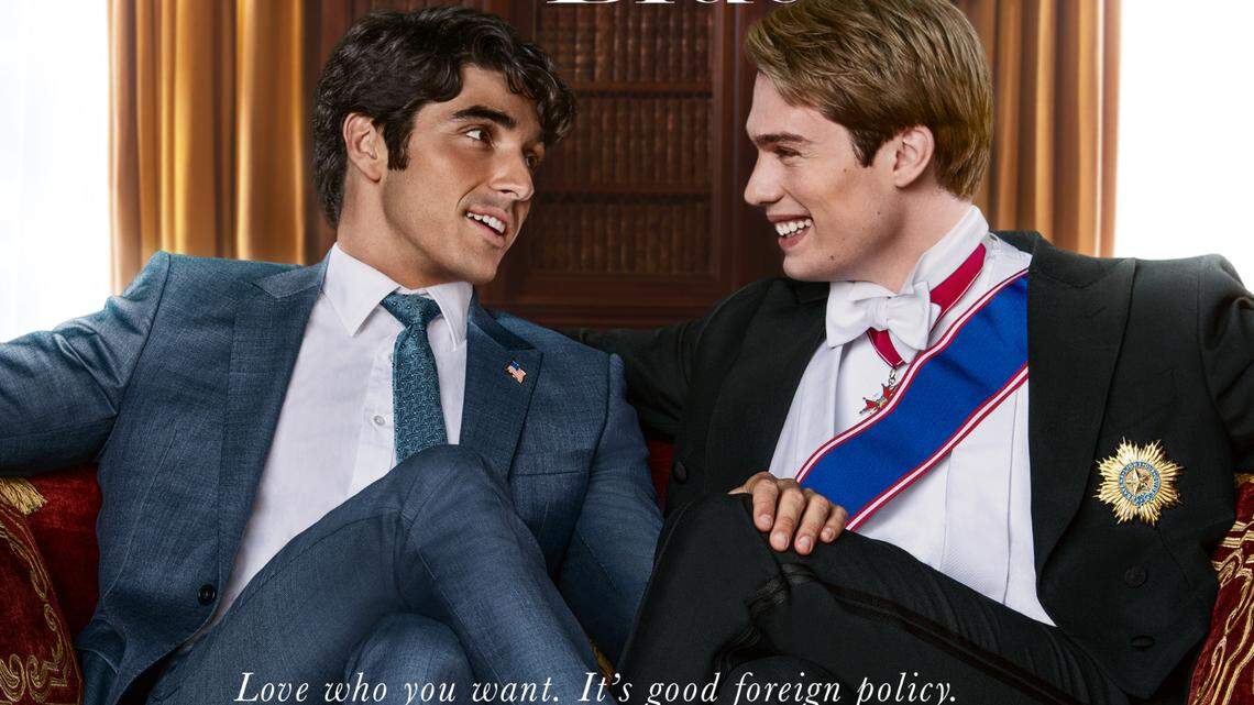 Póster de la película de Amazon Prime ‘Red, White &amp; Royal Blue’, protagonizada por Taylor Zakhar Pérez y Nicholas Galitzine.