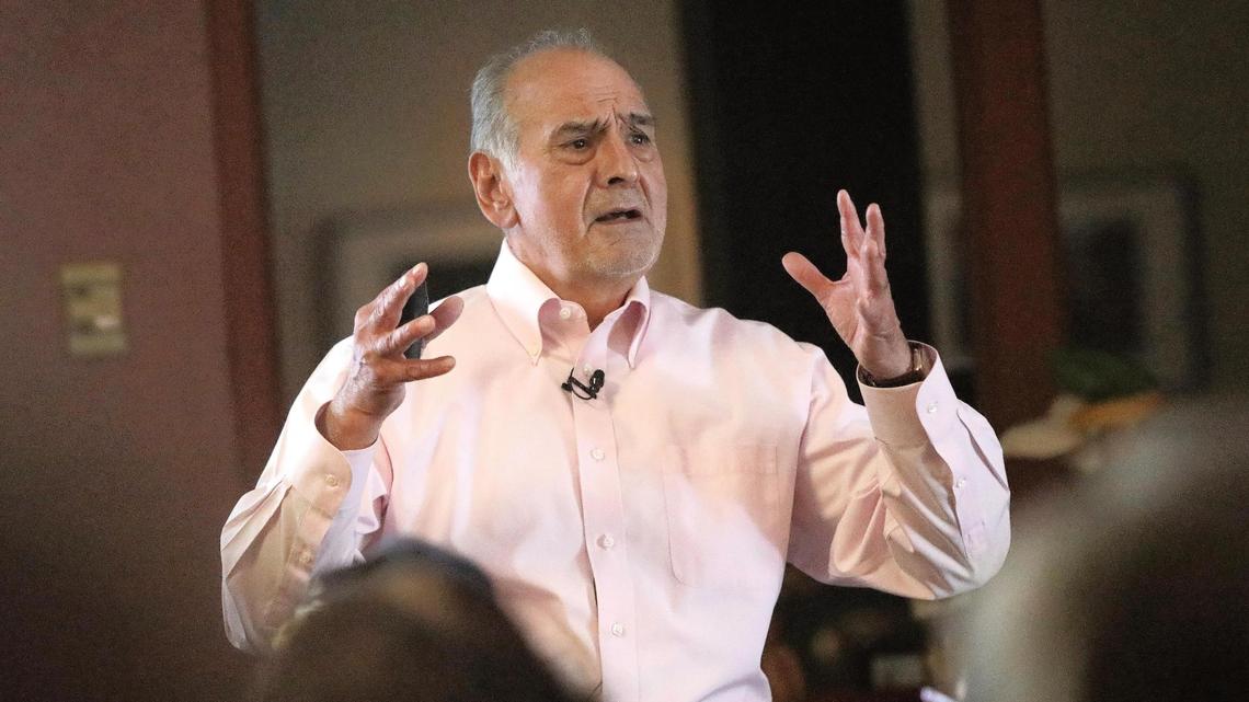 El Dr. Alex Saragoza dio varias charlas sobre la historia latina en el Valle como parte de un proyecto con Arte Américas.