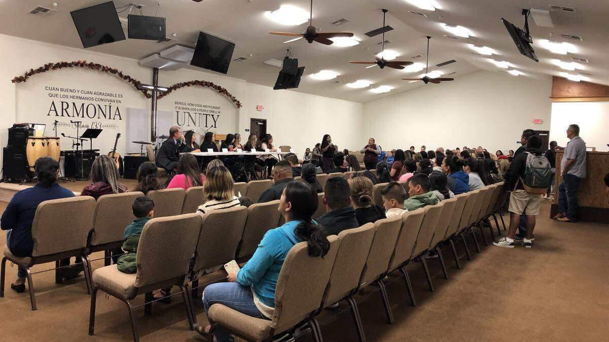 Padres de familia en una reunión de la junta directiva de la Ezequiel Tafoya Alvarado Academy, el martes 21 de noviembre de 2019.