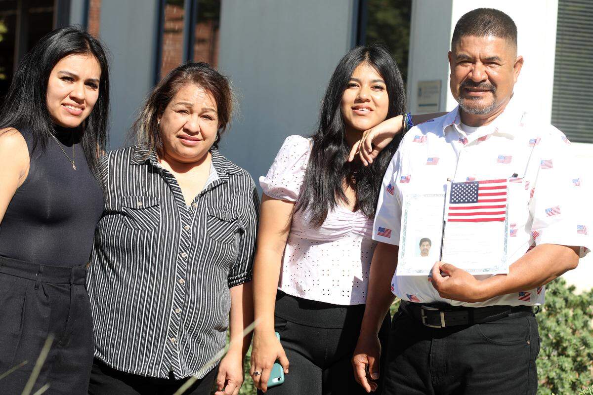 José Alfredo Mendoza Guzmán (derecha) con su familia, fue una de las 42 personas que tomaron juramento a la bandera de los Estados Unidos el 26 de septiembre durante una ceremonia de naturalización en Fresno.