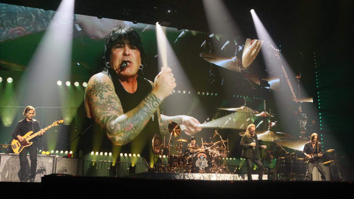 Maná drummer Alex González during their “Vivir sin Aire” tour at the Save Mart Center on Friday, November 28, 2025 in Fresno. | El baterista de Maná, Alex González, durante su gira “Vivir sin Aire” en el Save Mart Center el viernes 28 de noviembre del 2025 en Fresno.