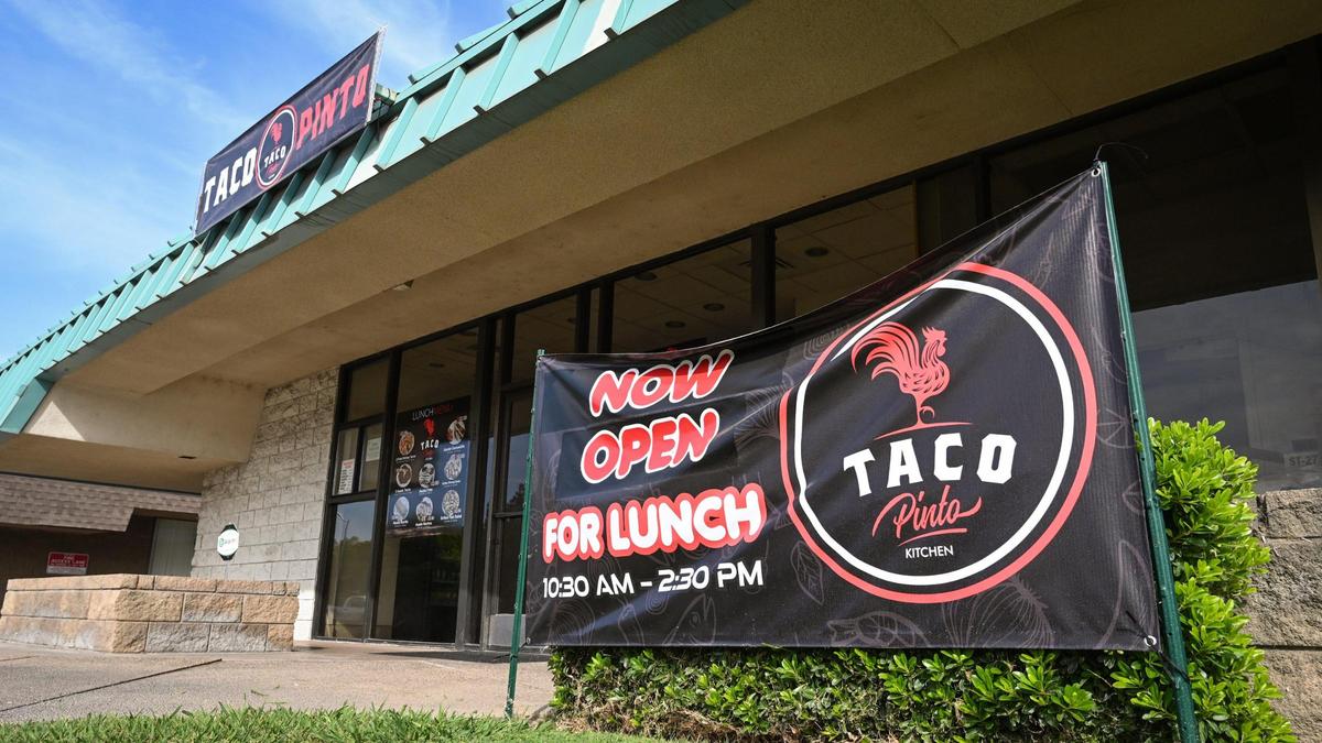 Después de operar un camión de comida o remolque desde 2019, Taco Pinto comenzó a servir el almuerzo en un local en West Shaw Avenue en North Van Ness Blvd. en Fresno.