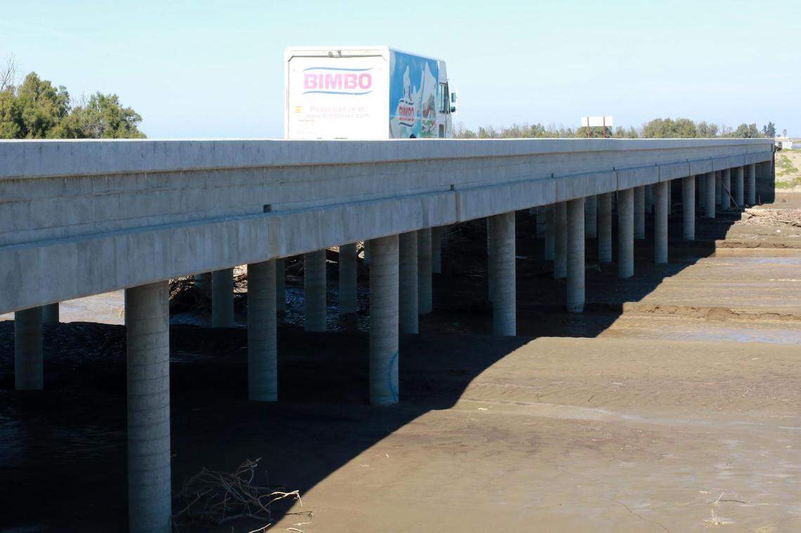 El puente de 500 pies de largo sobre el Arroyo Pasajero Creek en la State Route 269 ha dado tranquilidad a los habitantes de la comunidad rural de Huron. El puente cruza el arroyo que normalmente se desbordaba sobre la antigua carretera en épocas de lluvia, cerrando el acceso a Huron.