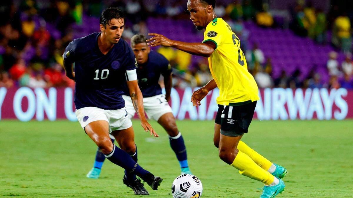 Bryan Ruiz (i) de Costa Rica disputa el balón con Tyreek Magee de Jamaica el 20 de julio, en un partido de la Copa Oro entre las selecciones de Costa Rica y Jamaica en el estadio Exploria en Orlando (EEUU).