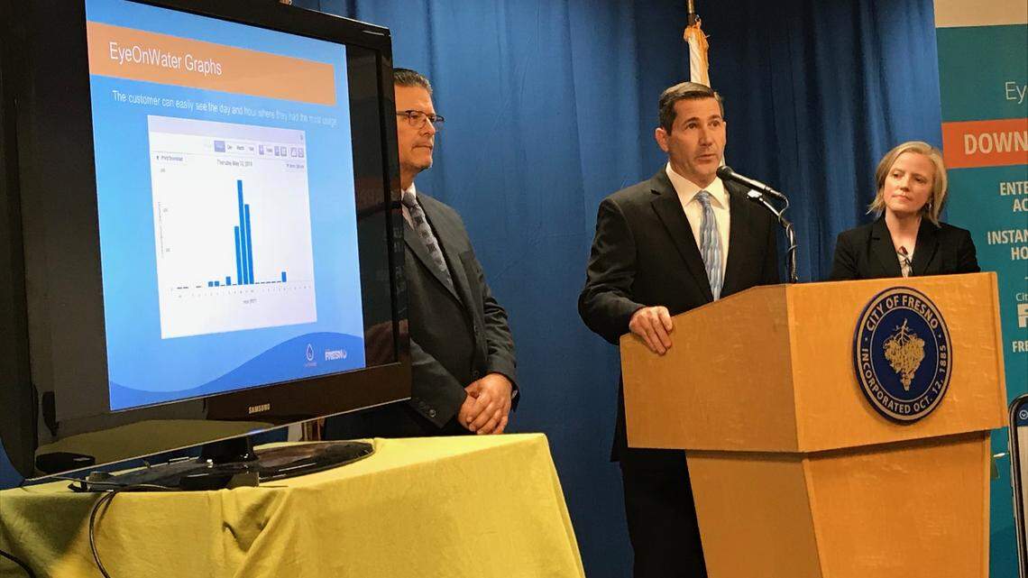 Steve Deedon, programmer analyst for the City of Fresno, explaining how to use the EyeOnWater app.