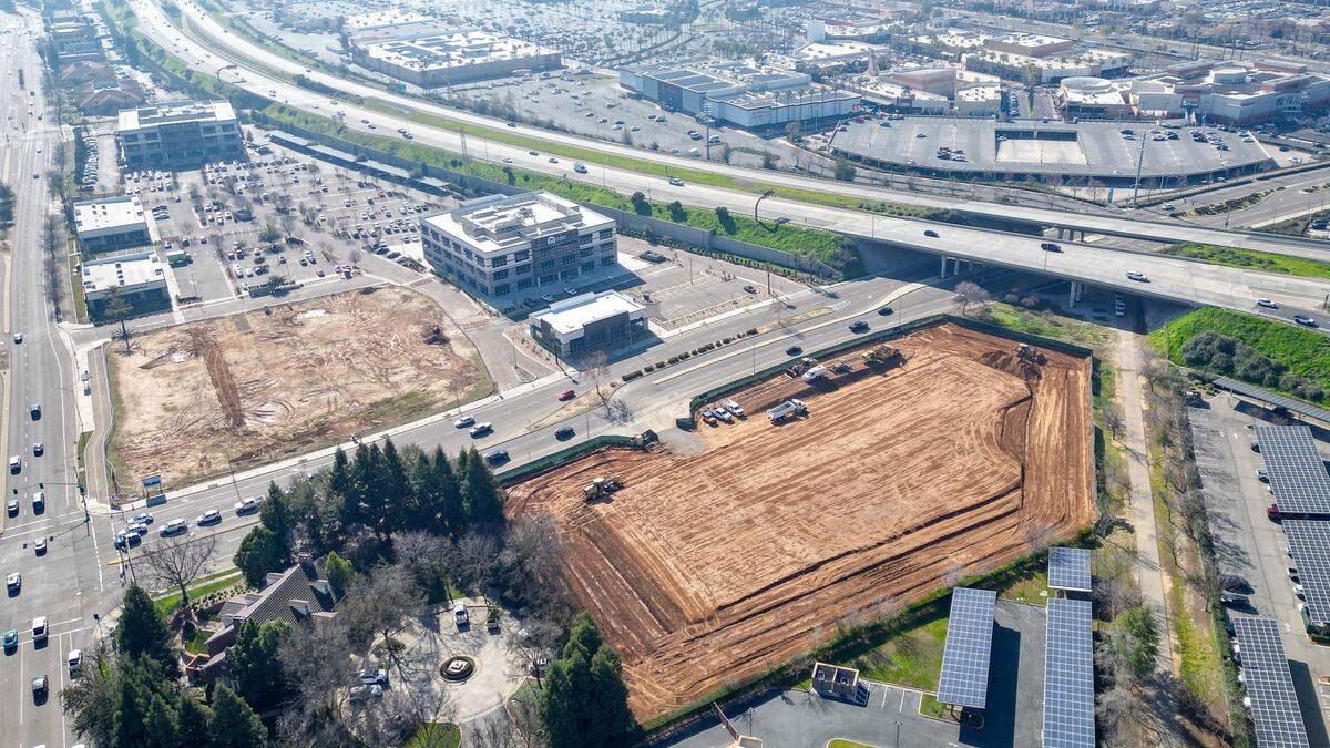 Construction grading is going on in an empty lot east of Freeway 41 on the north side of Nees Avenue near the River Park shopping center in north Fresno on Tuesday, Jan. 27, 2026. Another lot, left, looks to be awaiting construction work as well.