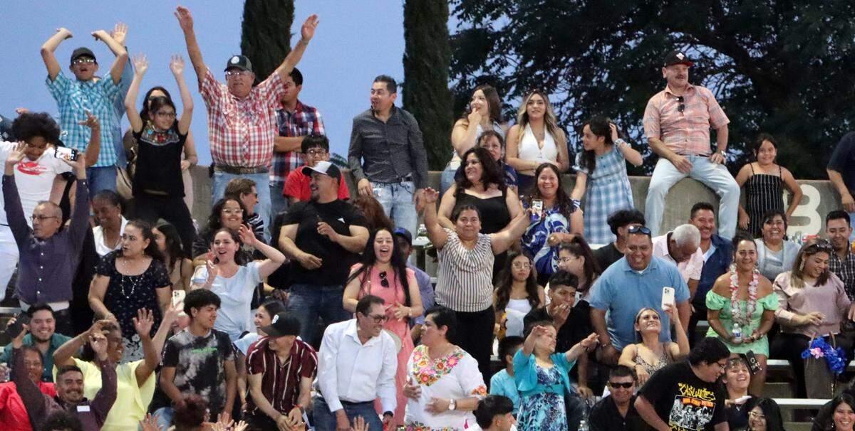 Alrededor de 2,800 personas asistieron a la inaugural Celebración de Reconocimiento a las Preparatorias Latinas en el McLane High Stadium, el 4 de junio de 2023.