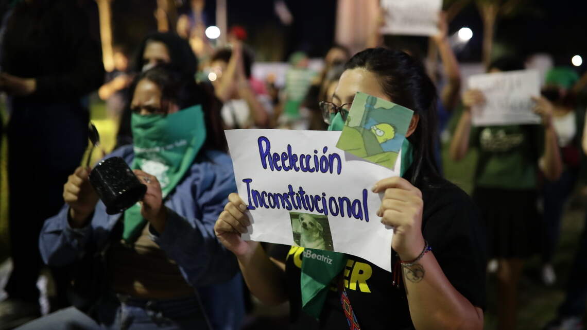 Feministas piden a la comunidad internacional que no reconozca los comicios de El Salvador