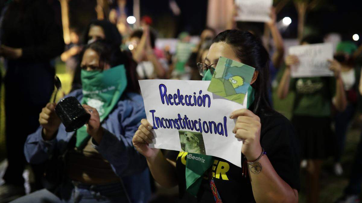 Mujeres se manifiestan en la Plaza Salvador del Mundo el 5 de febrero en San Salvador, El Salvador. Un grupo de salvadoreñas feministas pidieron este lunes a la comunidad internacional que desconozca las elecciones presidenciales y legislativas celebradas el 4 de febrero y criticaron el trabajo del Tribunal Electoral, que reconoció fallas el sistema de transmisión de resultados.