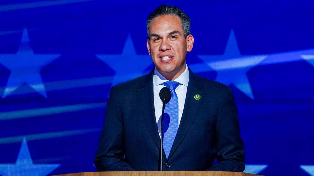 Pete Aguilar, presidente del Caucus Demócrata de la Cámara de Representantes, pronuncia un discurso durante la tercera noche de la Convención Nacional Demócrata en el United Center de Chicago. / Pete Aguilar, Chair of the House Democratic Caucus, delivers remarks during the third night of the Democratic National Convention at the United Center in Chicago.