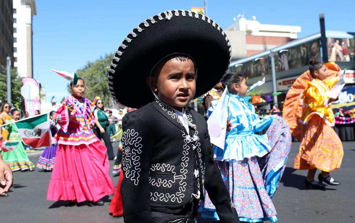A folklórico dancer participates in the Fiestas Patrias parade in downtown Fresno on Sept. 15, 2024. / Un danzante folklórico participa en el desfile de las Fiestas Patrias en el centro de Fresno el 15 de septiembre de 2024.