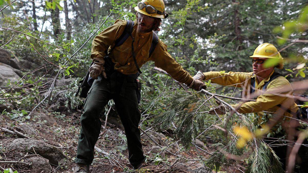 U.S. Forest Service of Inyo National Forest Crew 4 cut and scatter brush along Wawona Road as Yosemite National Park remains clouded in smoke from the Ferguson fire, in Yosemite National Park, Calif., on August 1, 2018. (Gary Coronado/Los Angeles Times/TNS)