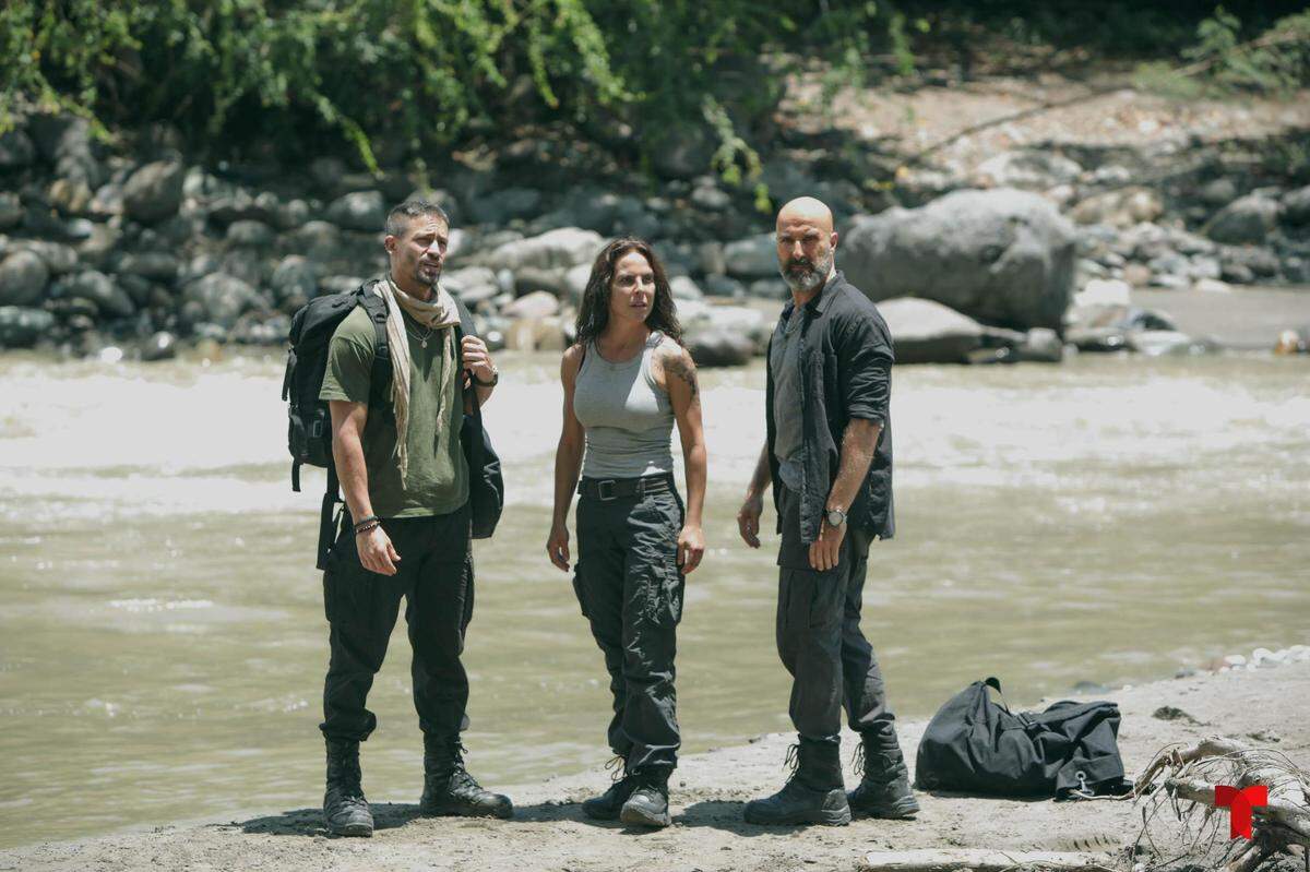 Tiago Correa (izquierda), Kate del Castillo (centro) y Antonio Gil (derecha) en una escena de La Reina del Sur 3.