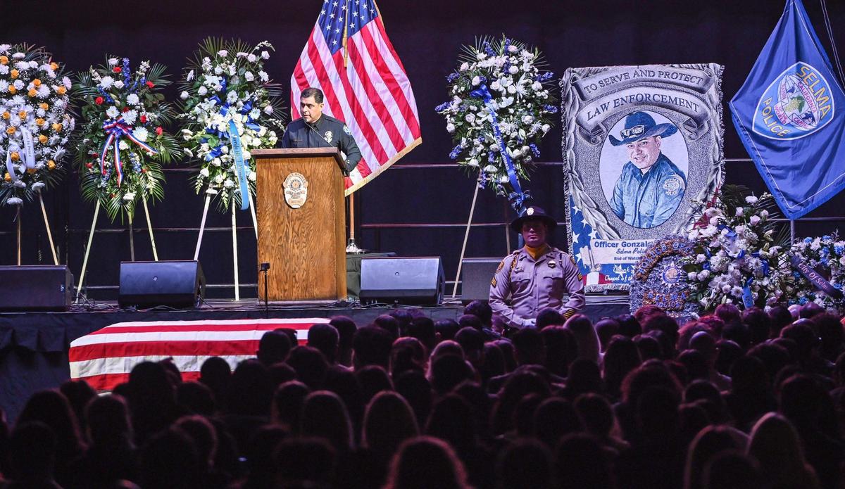 El jefe de policía de Selma, Rudy Alcaraz, pronuncia un elogio para el agente caído Gonzalo Carrasco Jr. durante su servicio fúnebre en Selland Arena, el jueves 16 de febrero de 2023.