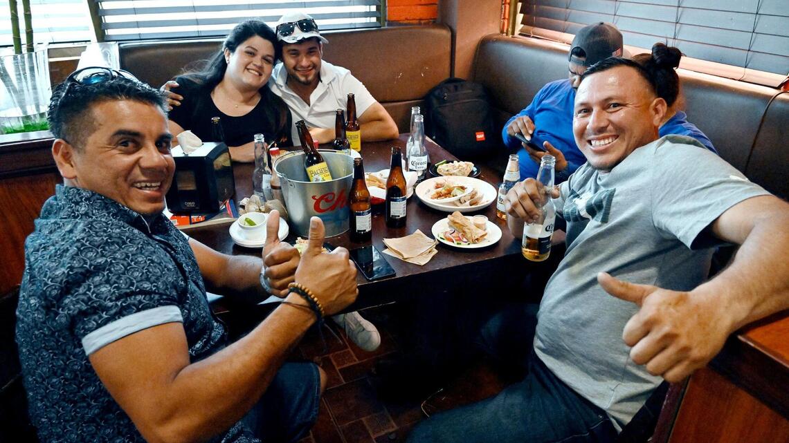 Negocio de Fresno sirve comida gratis con cada ronda de bebidas.  ‘Como los de México’