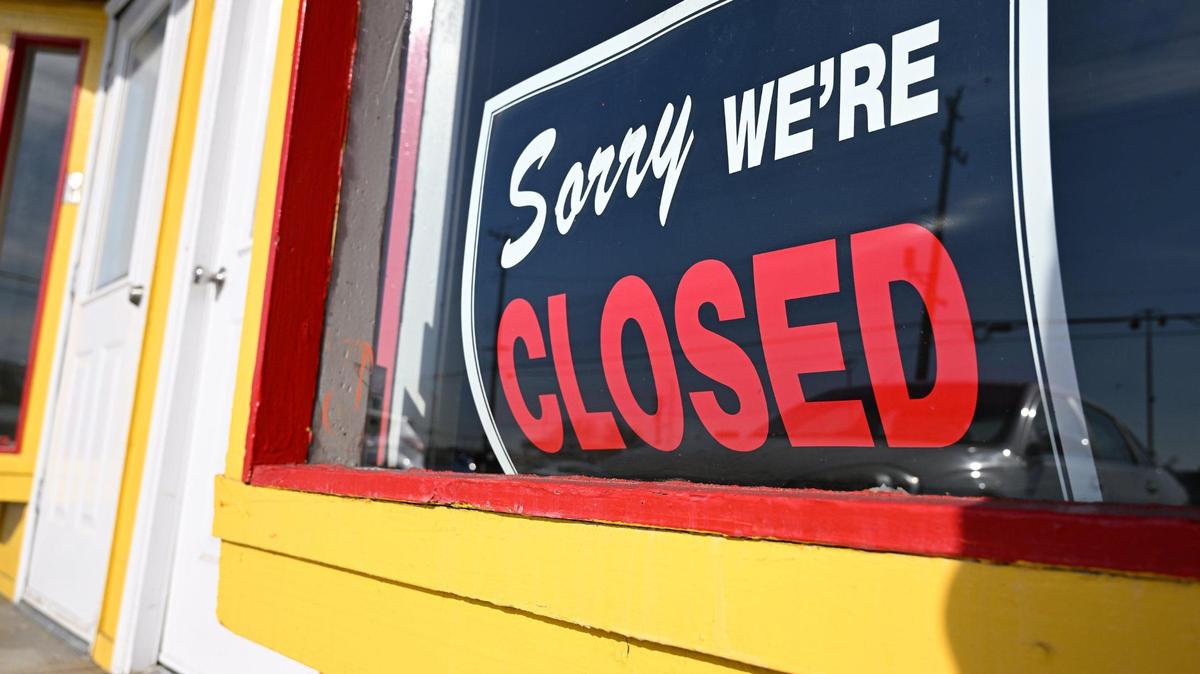 A closure sign is seen at Sandwich Works on Ashlan Ave. near Fresno Street Thursday, Jan. 2, 2025 in Fresno.