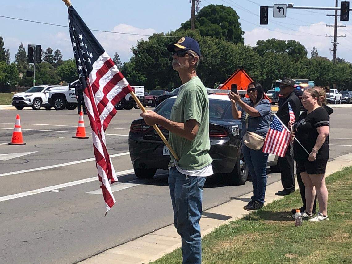 Familia, fuerzas del orden y la comunidad se reunieron el martes 28 de abril de 2026 en Visalia para recordar el servicio y el sacrificio del agente Randy Hoppert del Condado de Tulare, tras la emboscada fatal de abril en el norte de Porterville.