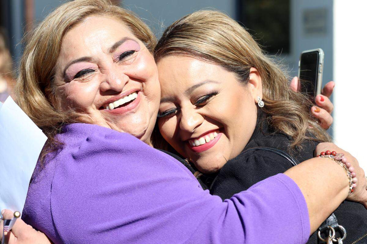 Ana Karina Alcaraz (derecha) fue una de las 42 personas que tomaron juramento a la bandera de los Estados Unidos el 26 de septiembre) durante una ceremonia de naturalización en Fresno. Alcaraz junto a su madre Odilia Serbin.