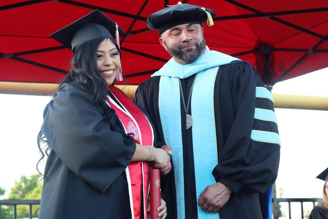 Era la primera vez que el presidente de FCC, el Dr. Robert Pimentel, presidía una ceremonia de graduación del FCC desde que se convirtió en presidente en julio de 2022. Ceremonia de graduación del Fresno City College el viernes 19 de mayo en el Ratcliffe Stadium.