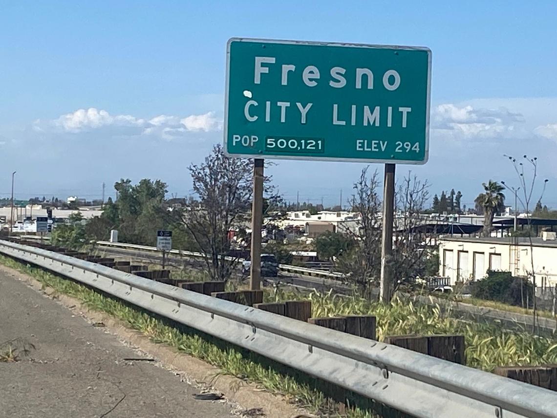 Un letrero de población y límite de la ciudad de Fresno en la Highway 41 en dirección norte al sur de la salida de Jensen Avenue indica que la población de la ciudad es de 500,121 habitantes. Otros letreros de tráfico tienen cifras de población diferentes para Fresno.