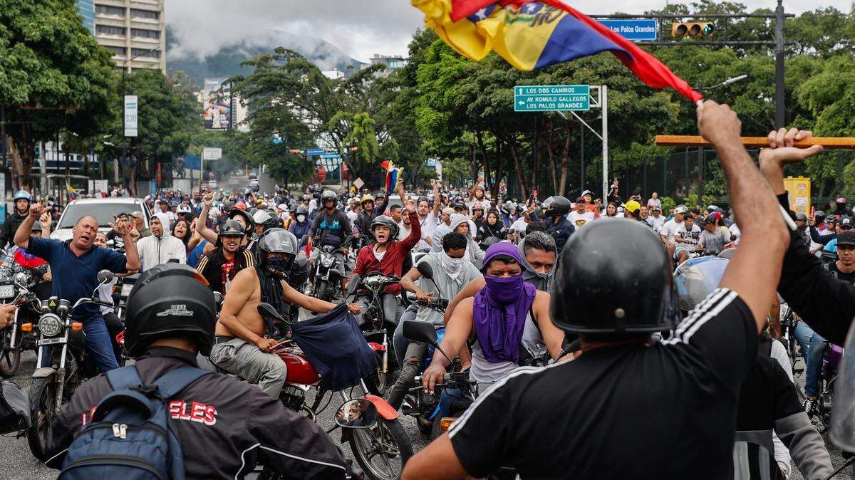 CIENTOS DE motoristas protestan el 29 de julio en Caracas luego de que el Consejo Nacional Electoral (CNE) proclamara a Nicolás Maduro como presidente reelecto de Venezuela. Agencia EFE
