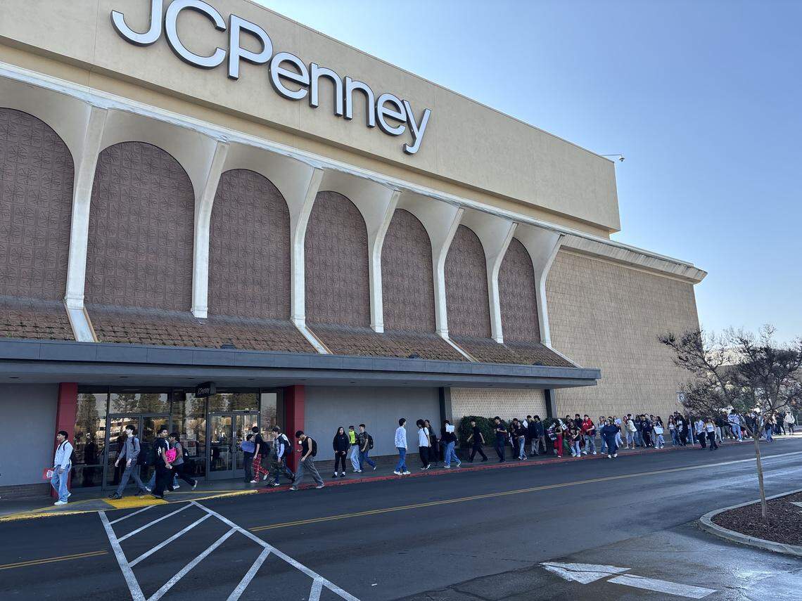 Estudiantes de Bullard High School caminan frente a JCPenney en Fresno’s Fashion Fair Mall en el tercer día de protestas contra ICE el miércoles 4 de febrero de 2026.