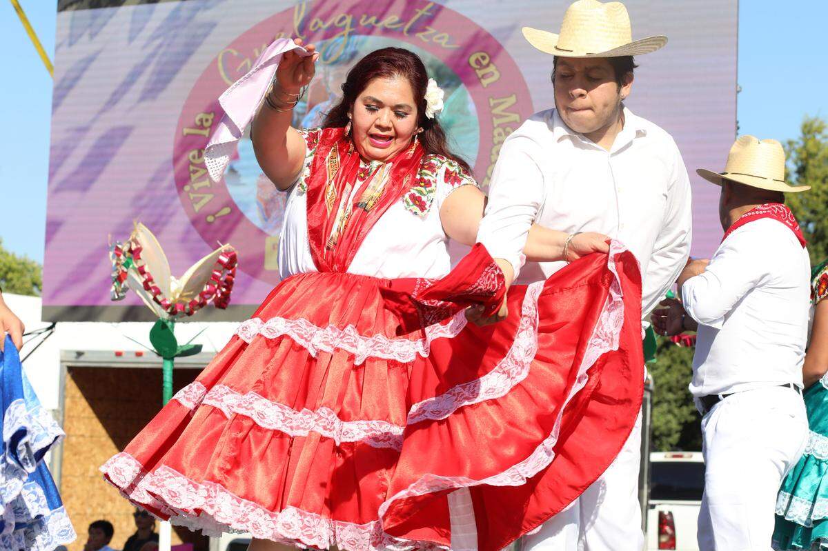 Sones y Chilenas de Putla de Guerrero por el Ballet Folklórico El Valle de Santa Helena durante la “Vive la Guelaguetza 2023” en Madera el 8 de octubre.