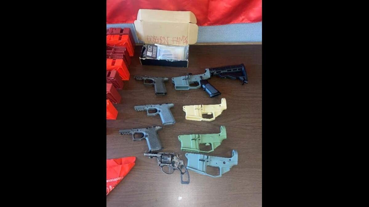 Ejemplos de artículos confiscados en una operación ilegal e ilocalizable de fabricación de armas descubierta por la Policía del Condado de Tulare. Las incautaciones formaban parte de múltiples órdenes judiciales ejecutadas por al menos 17 cuerpos de seguridad del condado en la "Operación Pesadilla", a raíz del tiroteo de Goshen en el que murieron seis personas, entre ellas un bebé.