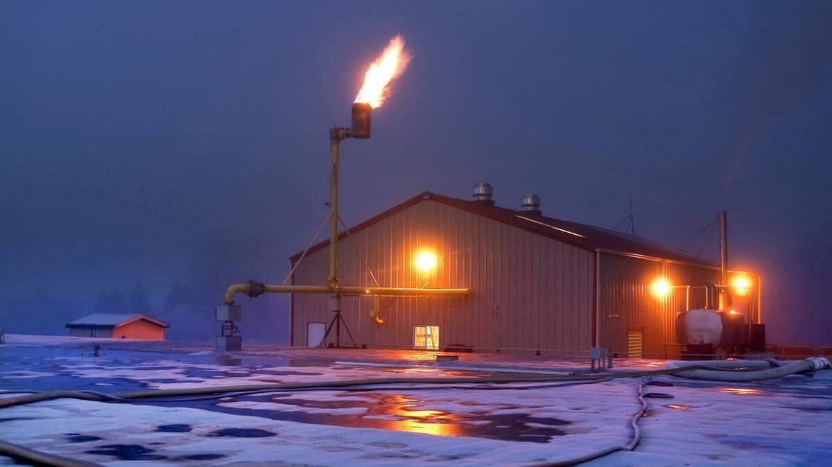 Unused methane gas, not consumed by Qualco’s powerhouse, flames off a giant stack outside the facility near Monroe, Wash., in 2012. Now the Trump administration has rolled back regulation targeting methane leaks at oil and gas facilities.