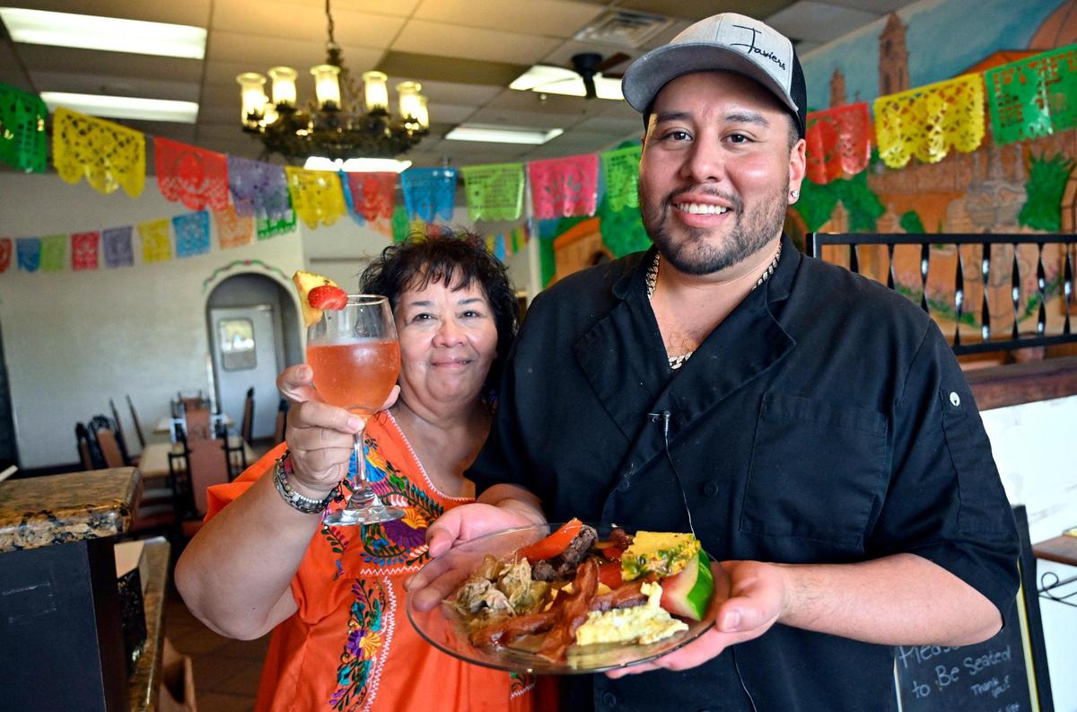Greg Rodríguez, con Rachel Rodríguez a la izquierda, dice que está ayudando a llevar el antiguo negocio familiar Javier's Mexican Restaurant a una nueva era ofreciendo un Champagne Brunch los domingos, por primera vez en casi 50 años. Fotografiado el domingo 17 de septiembre de 2023, en Fresno.