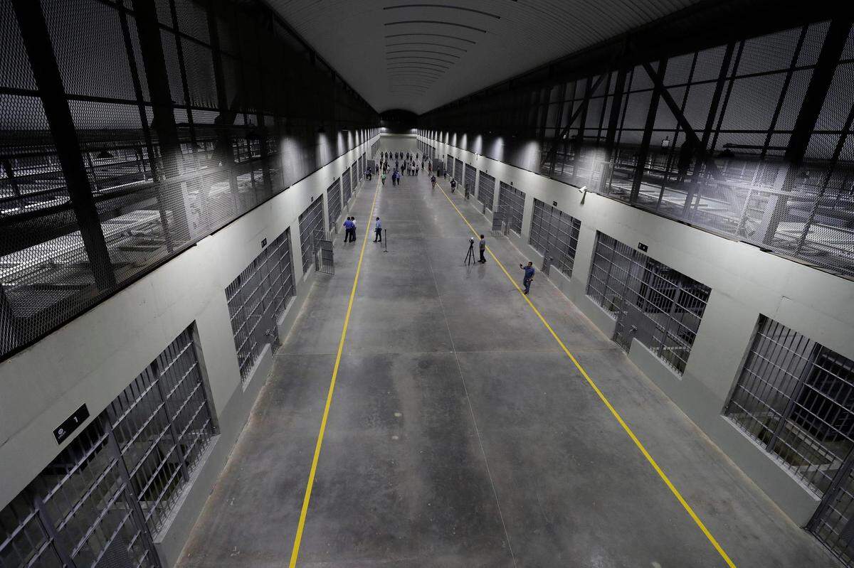 Fotografía del interior del Centro de Confinamiento del Terrorismo (CECOT), la nueva cárcel construida por el gobierno de El Salvador, hoy, en Tecoluca (El Salvador). De concreto y hierro. Con esos materiales principalmente está construida la cárcel más grande de El Salvador y de América que tiene una capacidad para hasta 40.000 pandilleros de la Mara Salvatrucha (MS13), Barrio 18 y otros grupos minoritarios, quienes permanecerán totalmente aislados y con máxima seguridad.
