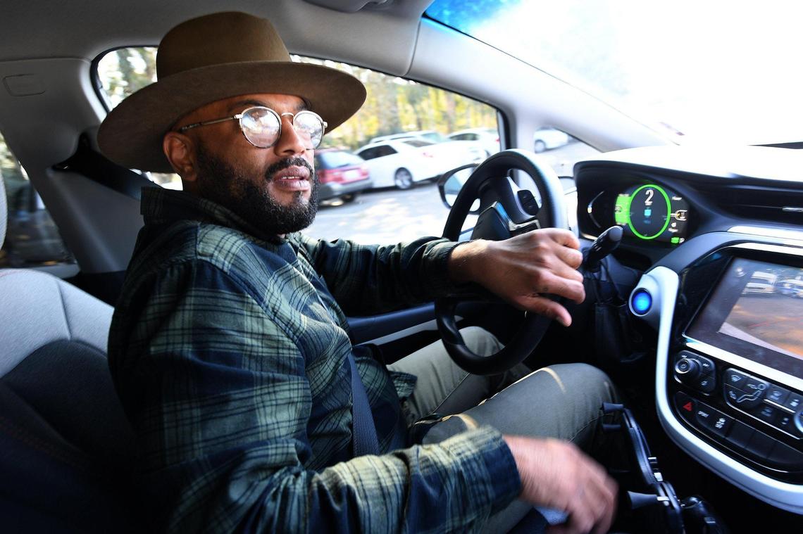Matt Gillian al volante de un Chevrolet Volt eléctrico, el 28 de octubre de 2021, uno de los coches utilizados en su organización sin fines de lucro Inspiration Transportation, un servicio para personas de zonas rurales que a menudo no pueden permitirse Uber y no tienen acceso a otros medios de transporte.