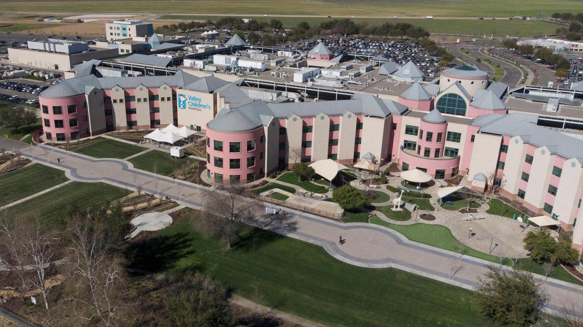 El Valley Children's Hospital está a lo largo del río San Joaquín en el Condado de Madera. En el más reciente repunte del COVID-19 en el centro del valle de San Joaquín desde junio de 2021, niños menores de 18 años constituyen una parte creciente de los nuevos casos.