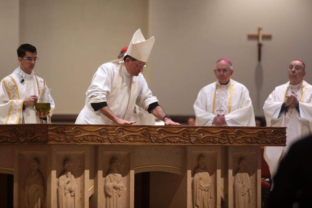 El obispo de la diócesis de Fresno, Joseph V. Brennan, durante la unción del altar en la misa de dedicación de San Carlos Borromeo en Visalia, el 2 de febrero de 2023. Ahora es la iglesia parroquial católica más grande de Norteamérica.
