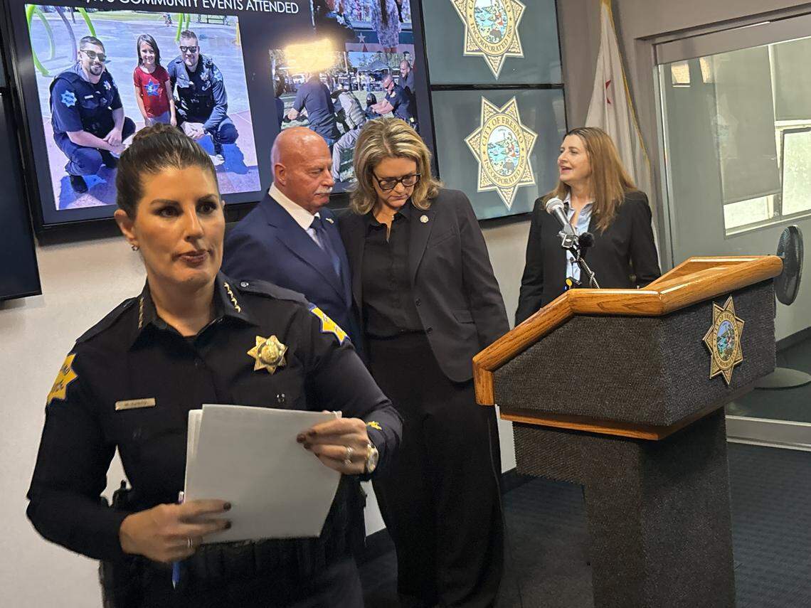 Fresno Police Chief Mindy Casto, a la izquierda, abandona una conferencia de prensa el martes 6 de enero de 2025, con el alcalde Jerry Dyer, la fiscal del condado de Fresno Lisa Smittcamp y la city manager Georgeanne White después de presentar las estadísticas de criminalidad de 2025. La ciudad registró un mínimo de 50 años en homicidios intencionados con 22.