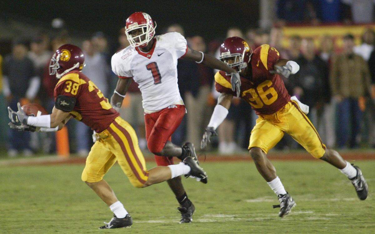 USC's Brandon Ting, left, makes an interception on a ball intended for Fresno State's Paul Williams as USC's Josh Pinkard trails during the third quarter.