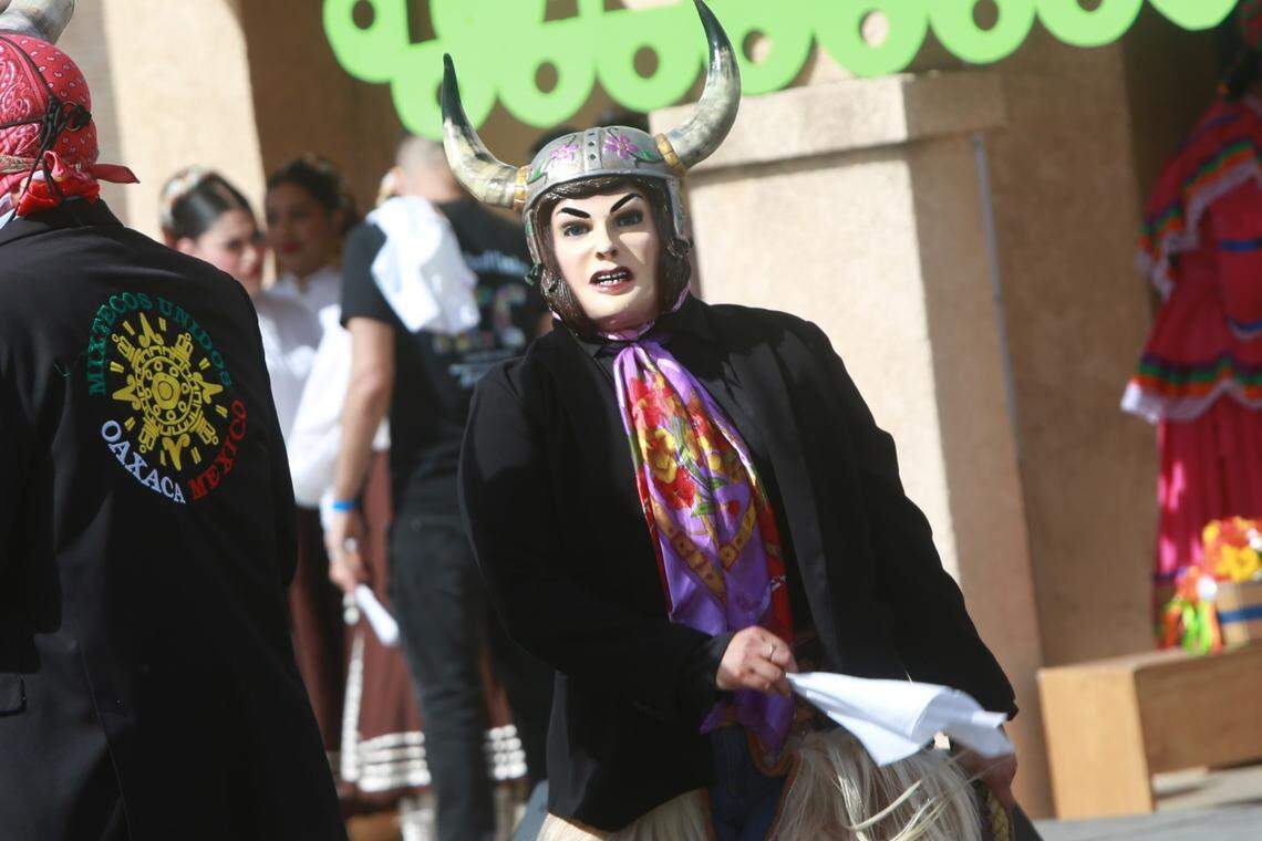 Mixtecos Unidos se presentaron recientemente con La Danza de los Diablos en la novena celebración de Día de los Muertos organizada por Kings Cultural Center el 23 de octubre en la ciudad de Armona en el condado de Kings.