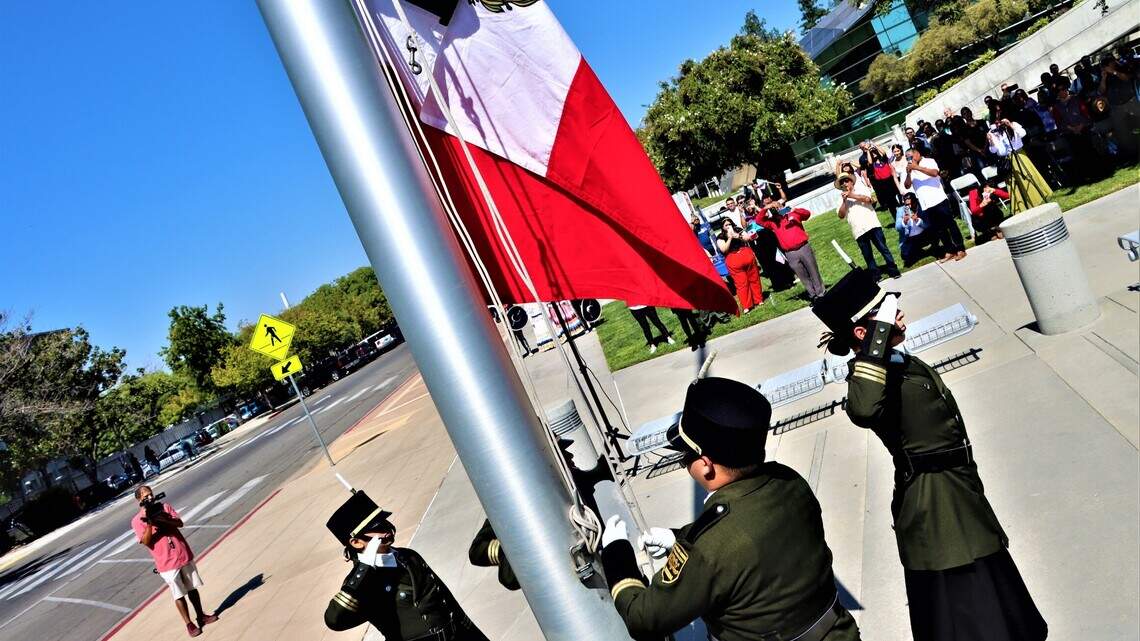 Fresno iza bandera de México en el Ayuntamiento y celebra contribución de migrantes