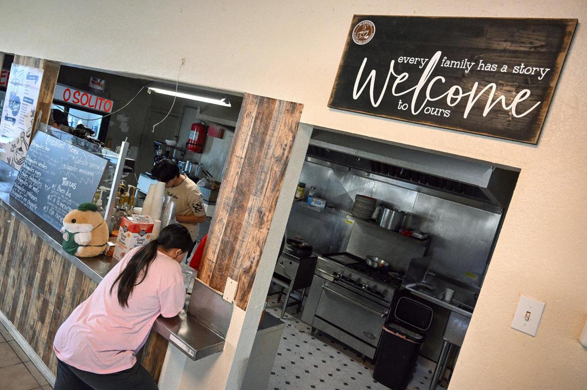 Evelyn Gutiérrez-Macedo, propietaria de Mi Cafesito, se enorgullece de haber reunido a su familia para dirigir el negocio. Un cartel que refleja ese orgullo está colocado en el nuevo local del café, en las avenidas Van Ness y Home, en el Tower District.