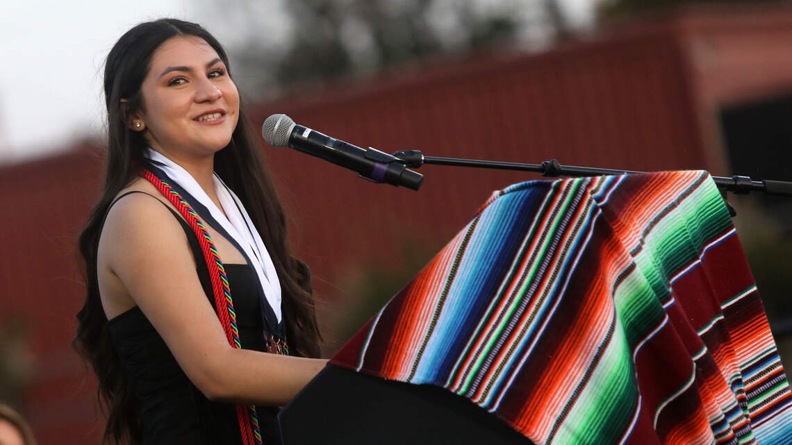 Graduada de Bullard High: ‘Mi mamá no tenía nada y aun así se aseguró de darme todo’