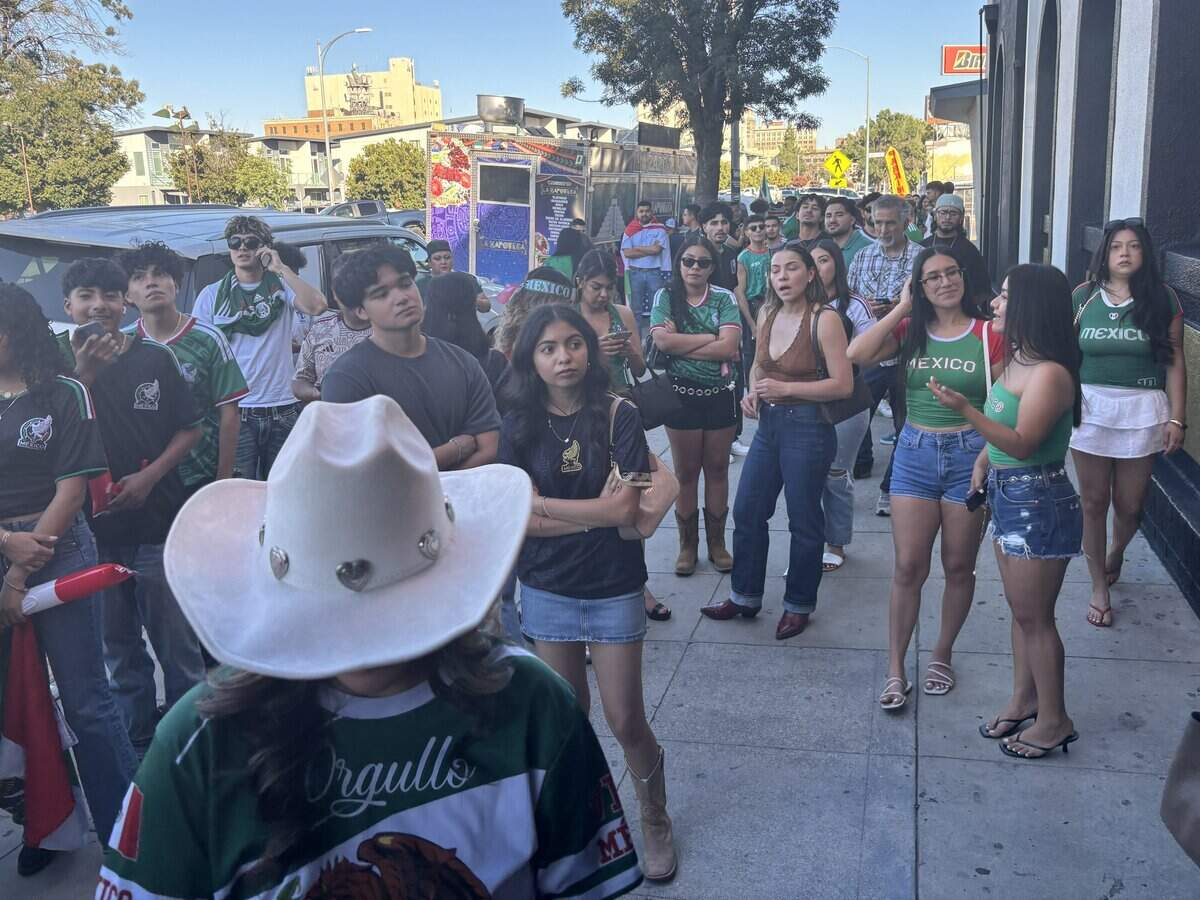 About 1,200 Mexico fans packed Fresno's Rainbow Ballroom to celebrate El Tri's 2-0 win over Ecuador as PVA Fresno cheered Julian Quinones and Raul Jimenez goals.
