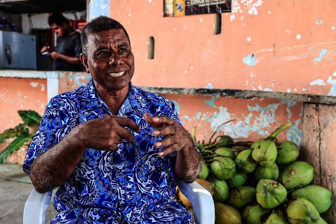 Mario Habana Martínez, quien tiene 41 años viviendo y trabajando en Playa Bonfil, ofrece una entrevista en el balneario de Acapulco en el estado de Guerrero. / Mario Habana Martínez, who has been living and working in Playa Bonfil for 41 years, gives an interview in the resort of Acapulco in the state of Guerrero.