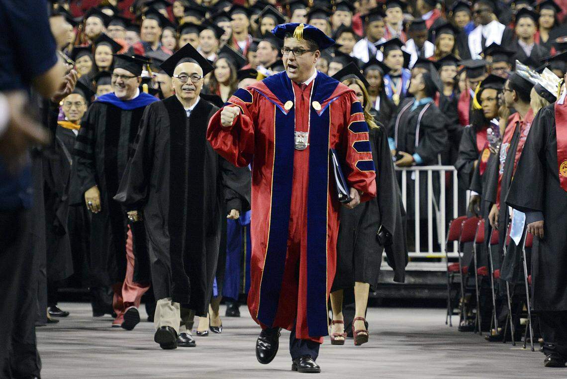 El presidente de Fresno State, Joseph Castro, entra en la cancha del Save Mart Center durante la ceremonia de graduación de Fresno State, sábado 21 de mayo de 2016.