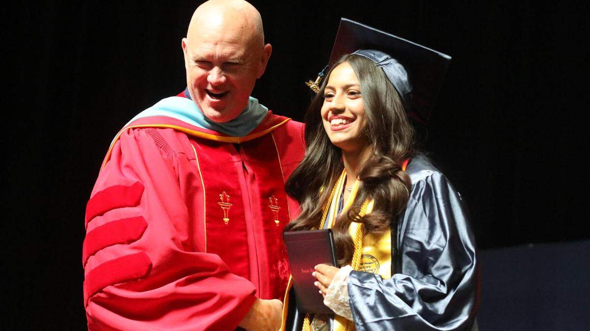 Joslyn Conchas, estudiante de último año de Sunnyside High School, irá a UC Merced en el otoño como parte de grupo inaugural del programa PRIME+ BS/MD del Valle de San Joaquín. Conchas, quien se graduó Summa Cum Laude con un promedio de 4.32 el 6 de junio en el Save Mart Center, con la generación de 2023 de Sunnyside High School, recibe su diploma de manos del superintendente de FUSD Bob Nelson.